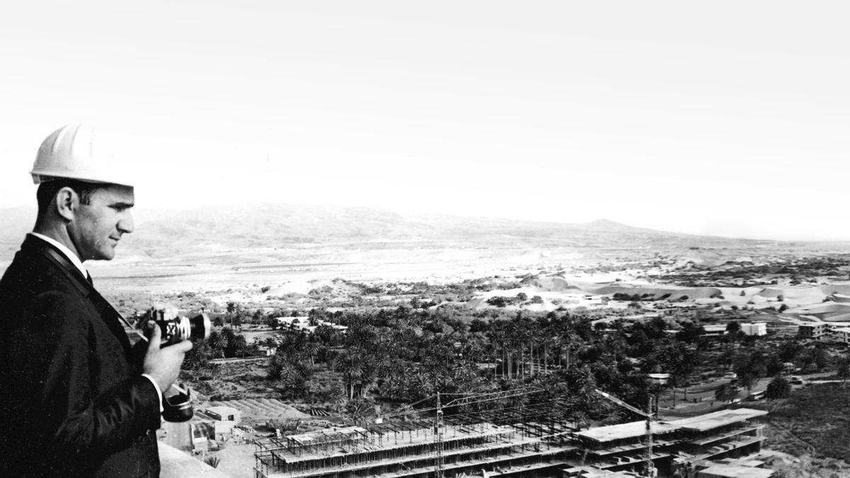 Juan A. Franco López, desde lo alto del Faro, hace seguimiento gráfico a las obras del Hotel Maspalomas Oasis (1967).