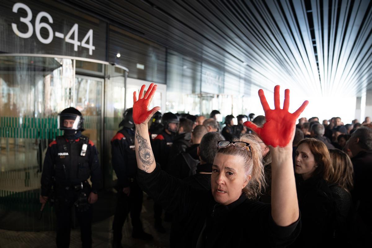 Una protesta de funcionarios de prisiones ante la Conselleria de Justícia deriva en cargas policiales