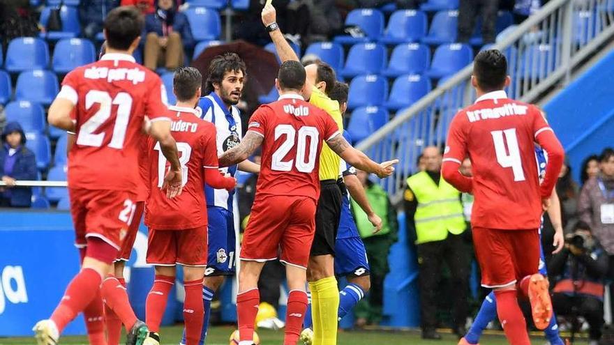 Mateu Lahoz amonesta a Arribas durante el partido del pasado sábado contra el Sevilla.