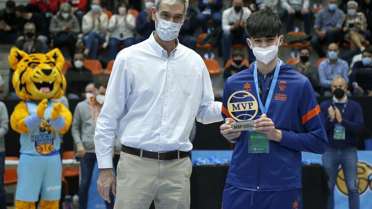 El presidente de la ACB, Antonio Martín, entrega el trofeo de MVP a Javier Viguer