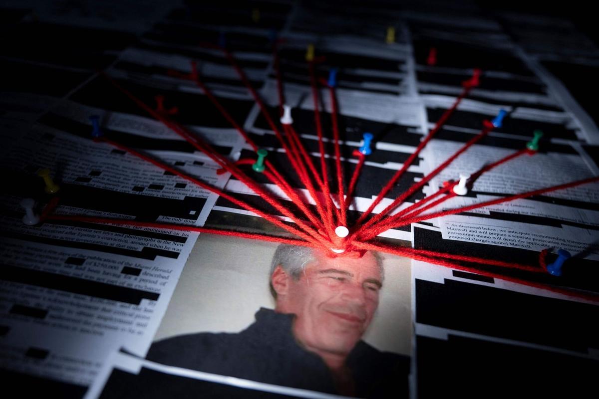 La información publicada por 'The Telegraph' señala la posibilidad de que Epstein tuviera ocultos más documentos con pruebas no vistas relacionadas sus abusos sexuales y demás actividades delictivas.