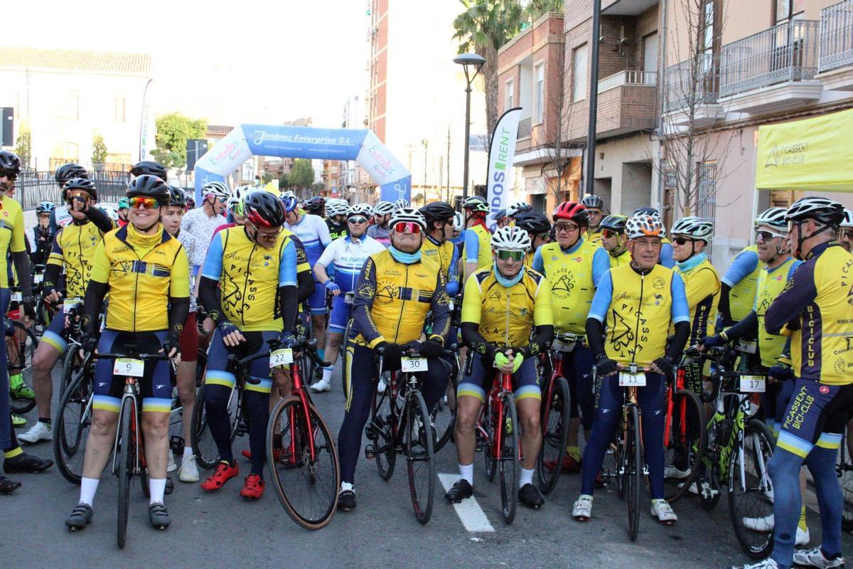 Participantes en la marcha ciclista solidaria celebrada esta mañana en l'Horta Sud.