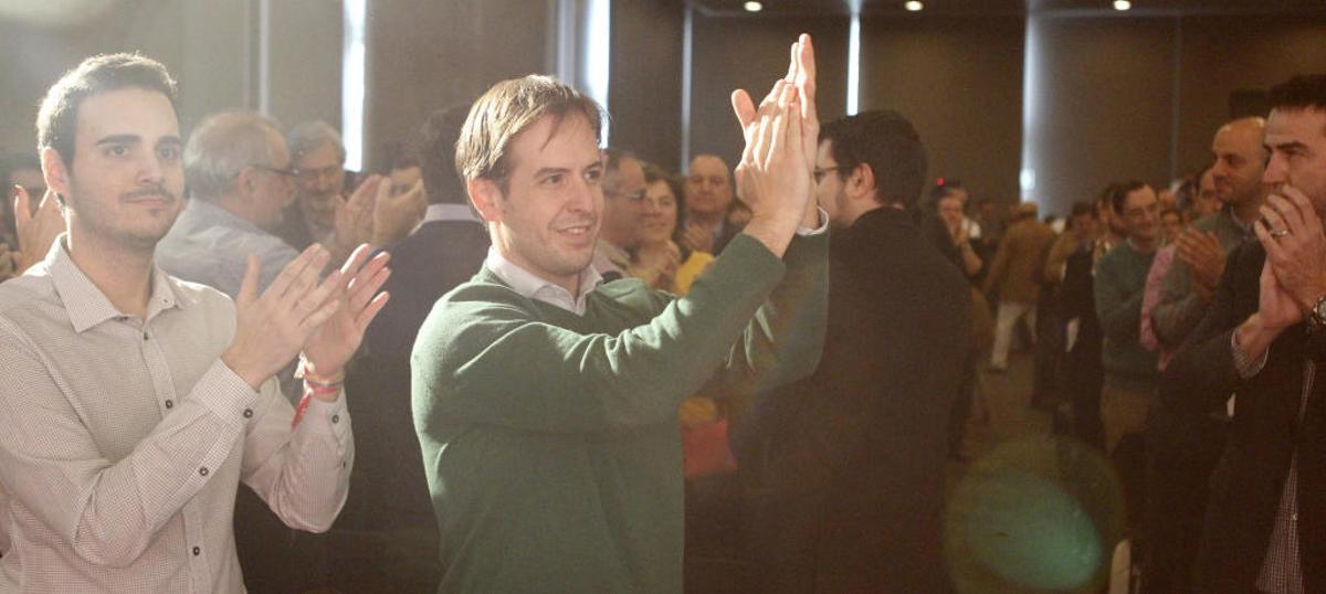 Cristiano Brown, en el centro, aplaude su victoria.