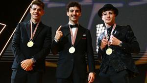 Augusto Fernández, Pecco Bagnaia e Izan Guevara, en la gala de clausura de la temporada en Valencia