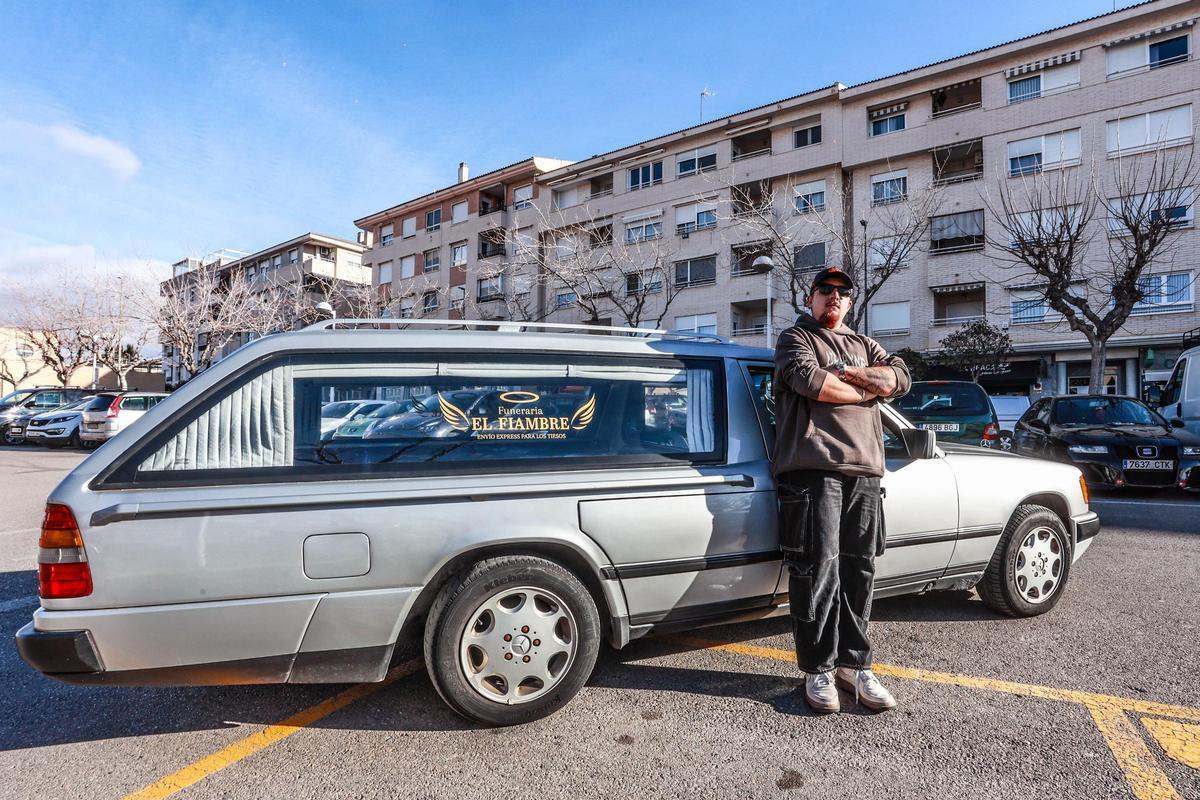 Rubén Cano con su vehículo