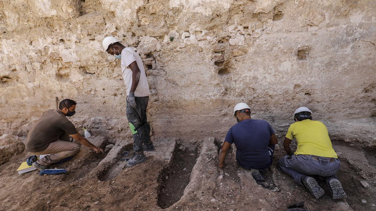 Les tombes de xiquets que s’han trobat al costat de la muralla de València.