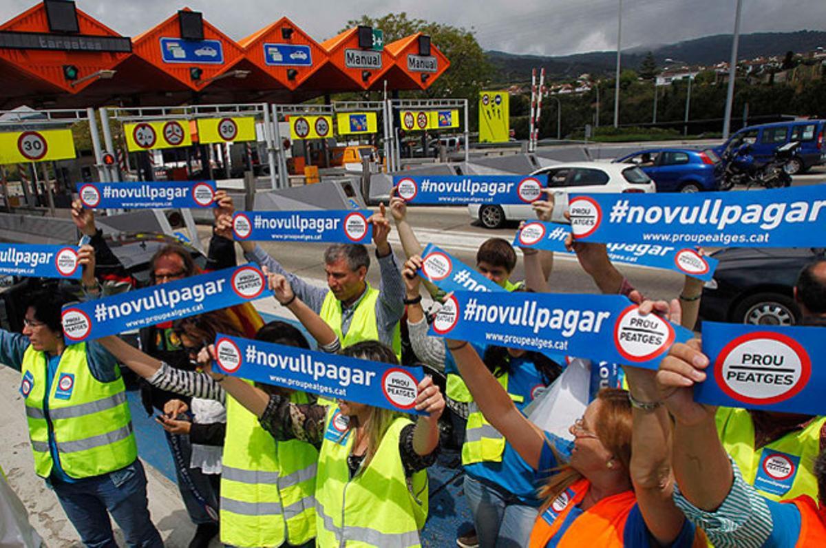 Acció directa de la campanya #novullpagar, al peatge de Vilassar de Mar (Maresme).