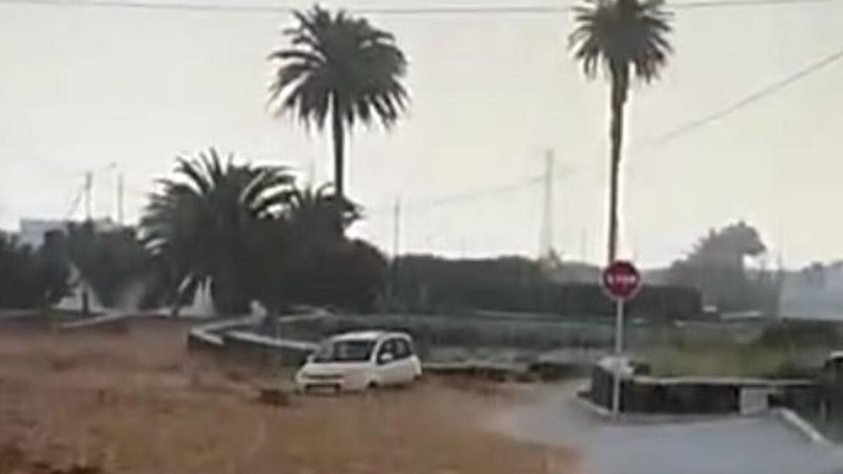 La lluvia se lleva por delante un coche en Los Valles (Teguise)