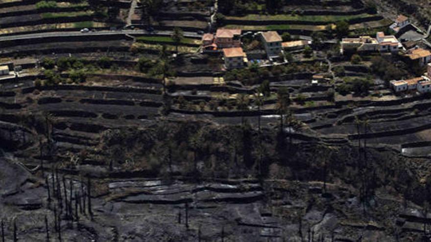 Varias casas que fueron rodeadas por el fuego