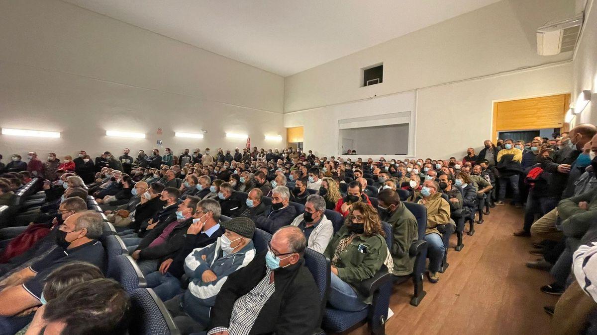 Participantes en la asamblea de productores de tabaco en la que se acordaron las movilizaciones este miércoles.