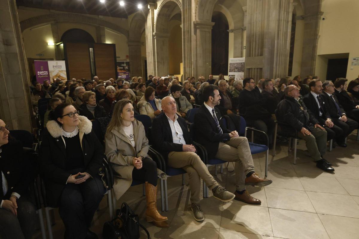 EN IMÁGENES: La localidad vallisoletana de Medina de Rioseco presenta su Semana Santa en Gijón