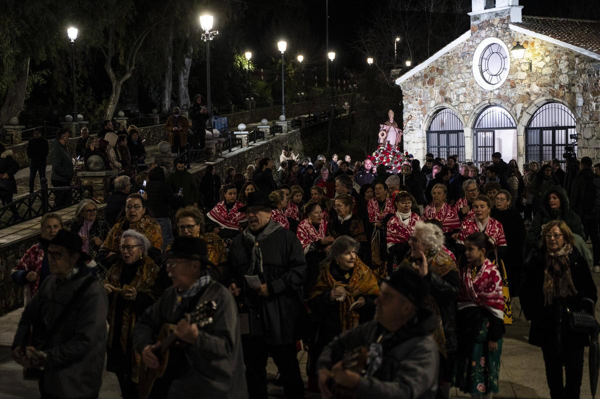 Los jugadores del colegio Diocesano de Cáceres cumplen su promesa y portan a San Blas en su procesión