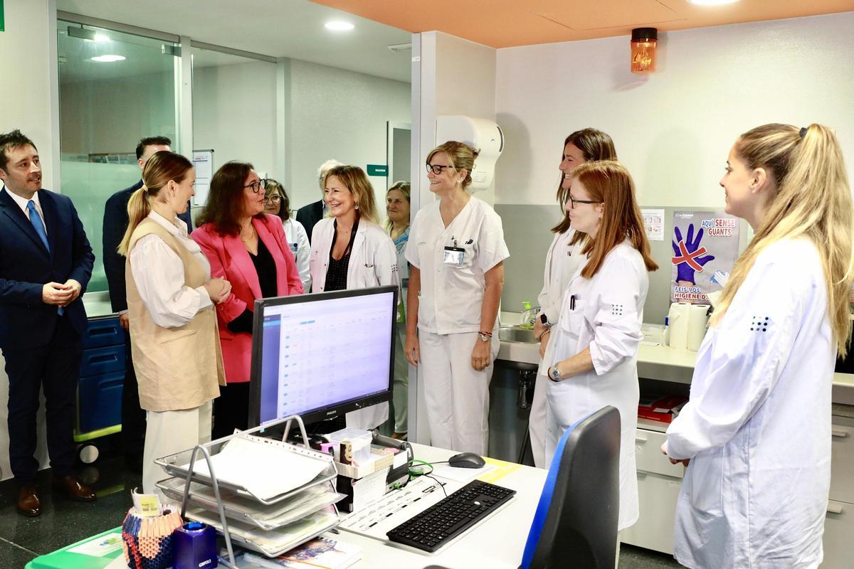 La presidenta Prohens y la consellera de Salud, con la doctora Antònia Sampol y su equipo