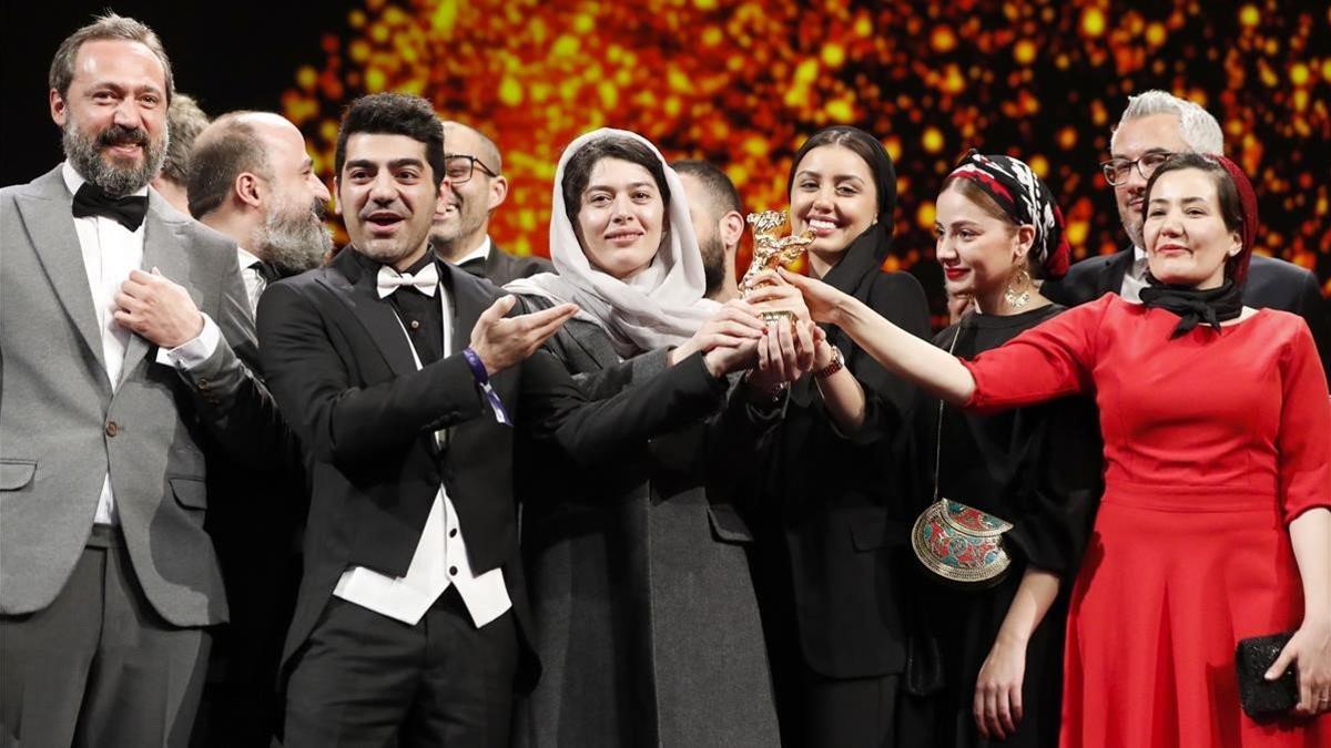 El equipo de 'There is No Evil' festeja el premio en Berlín sin su director, preso en Irán.