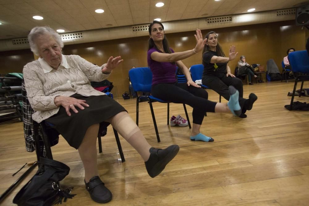 Bailarines de la compañía neoyorquina de Mark Morris imparten una clase en Oviedo para mejorar el equilibrio y la flexibilidad de enfermos con temblores