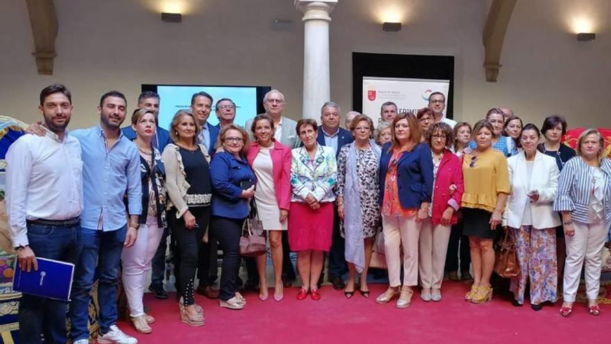 El alcalde y Martínez-Cachá, junto a concejales y representantes de los bordadores, ayer en Lorca.