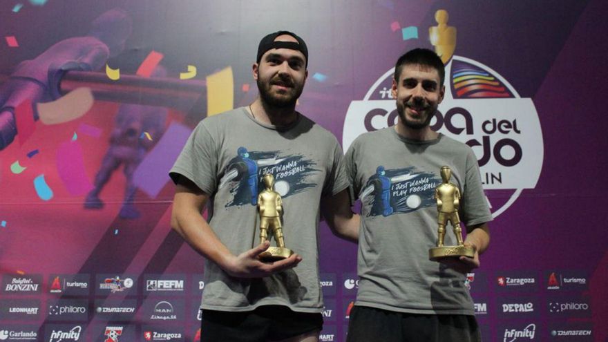 Miguel García y Marco Foxo, tras el triunfo en la categoría máster en la Copa del Mundo de futbolín.