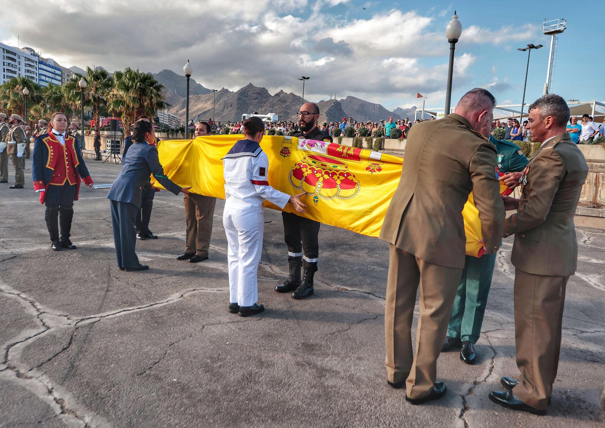 Arriado de la bandera nacional y exposición de material del Ejército