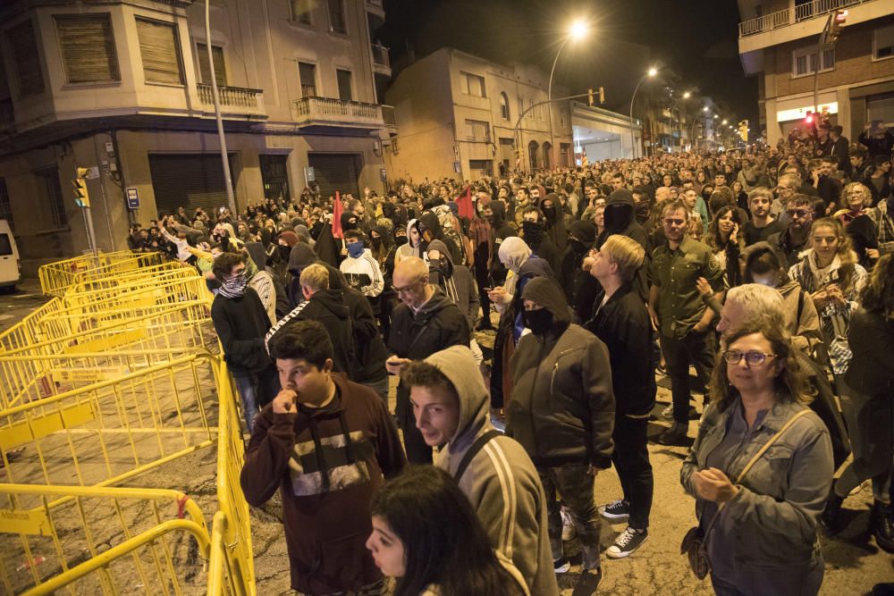 Antifeixistes i espanyolistes conflueixen davant la Guàrdia Civil de Manresa