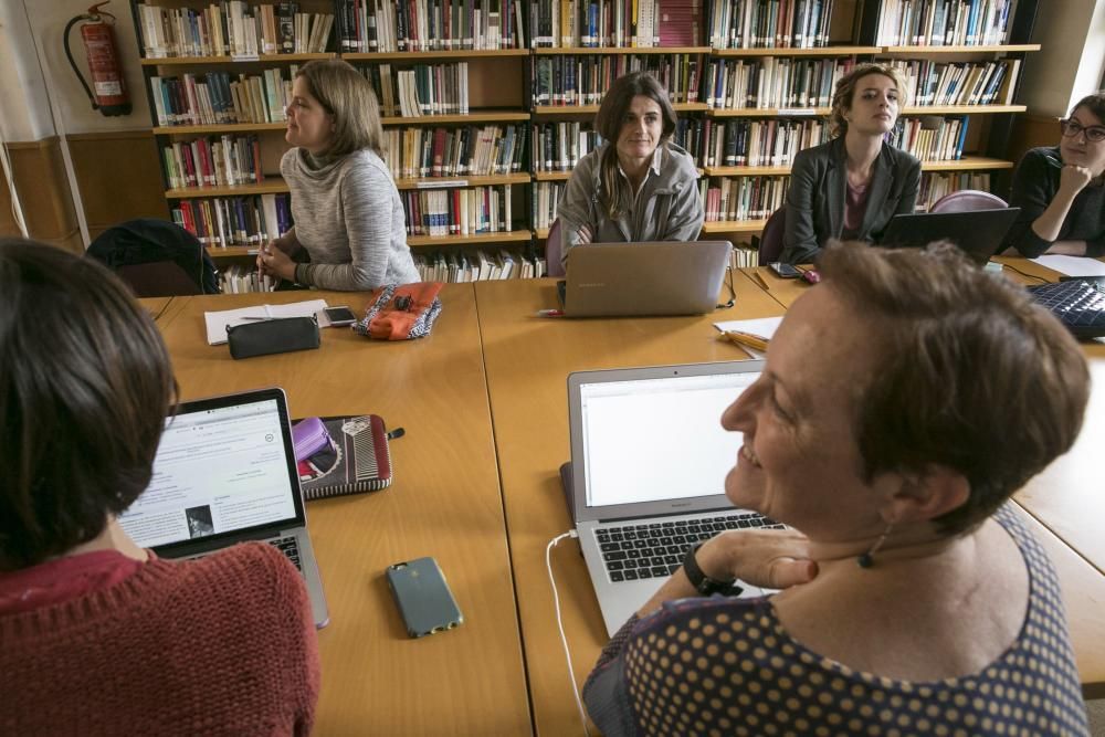 "Editatón" de la Wikipedia en la biblioteca del Campus de Humanidades