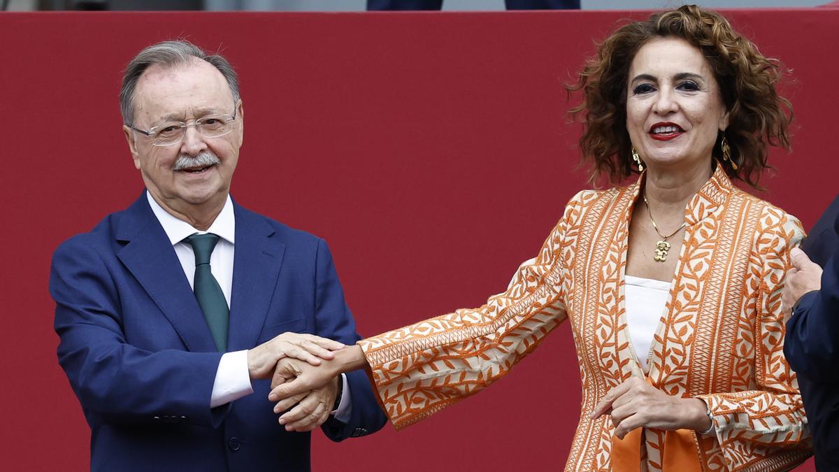 Políticos y autoridades esperan inicio desfile 12-O a pies de tribuna