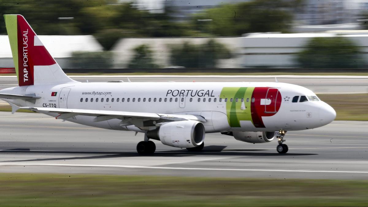 Un avión de la aerolínea TAP aterrizando en el aeropuerto de Lisboa en abril de 2019.