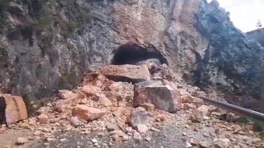 Un desprendimiento de rocas por las fuertes lluvias obliga a cortar el túnel de Beceite