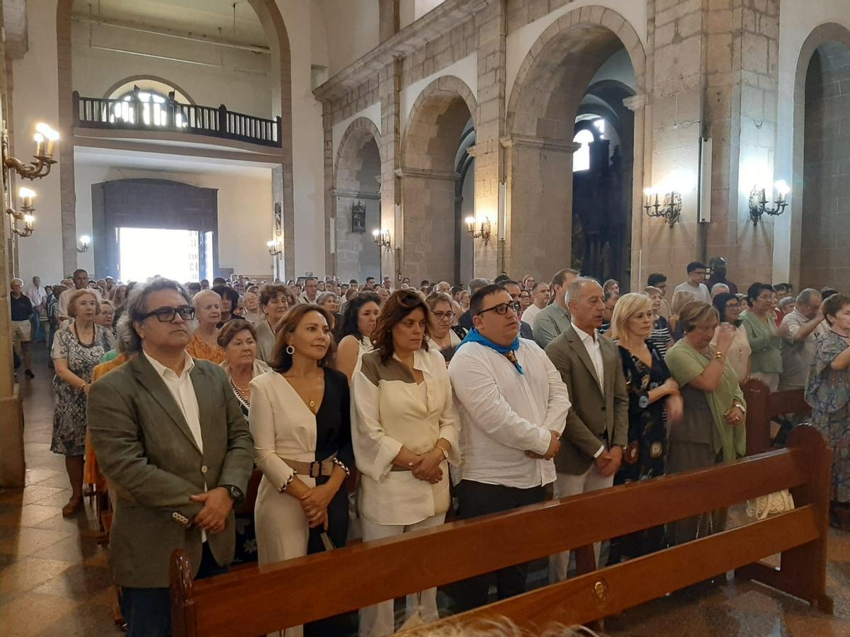 La misa y procesión del Carmín de la Pola, en imágenes