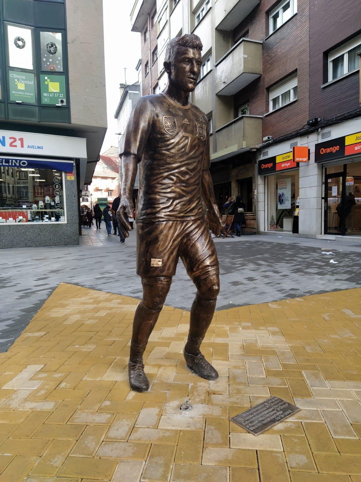 Imagen de la estatua sin el balón