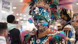 Las comparsas lucen sus trajes este lunes como maniquíes vivientes en El Corte Inglés