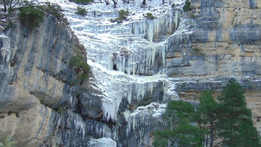 El nacimiento del río Mundo, congelado