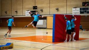 Algunas de las promesas de la cantera del Barça de balonmano, durante un entrenamiento