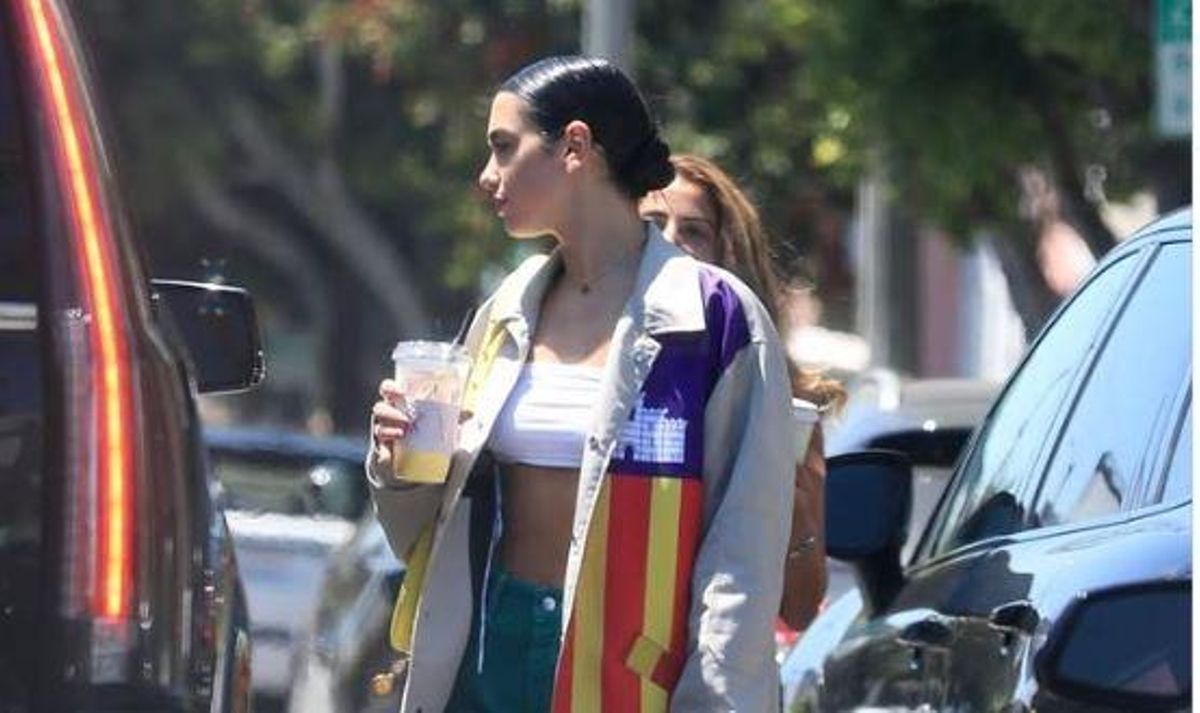 Die Jacke von Dua Lipa mit der Balearen-Flagge ist von 3.Paradis.