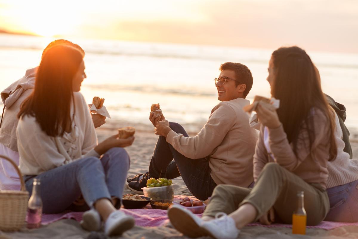 Para evitar intoxicaciones alimentarias, se aconseja mantener los alimentos en frío en picnics y meriendas en la playa.