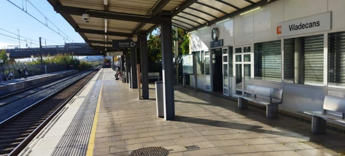 "Los ascensores de la estación de tren de Viladecans llevan más de un año sin funcionar"