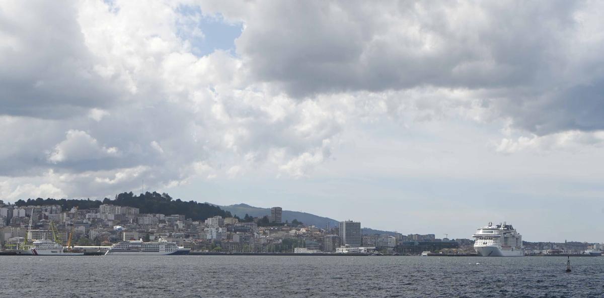 Triple escala en el Puerto de Vigo de los cruceros MSC Virtuosa, Hanseatic Spirit y Le Lyrial, el año pasado.