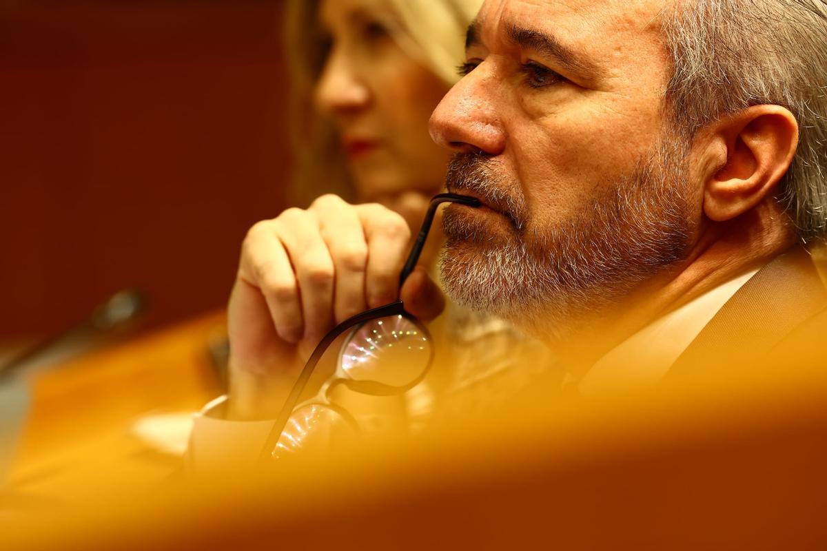 Jorge Azcón, que será hoy reelegido presidente de Aragón, atiende a la intervención de la líder socialista, Pilar Alegría.