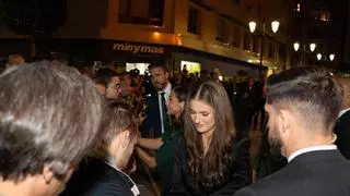 Una princesa en el móvil: el afán de la multitud por grabar y fotografiar a las puertas del auditorio a la familia real