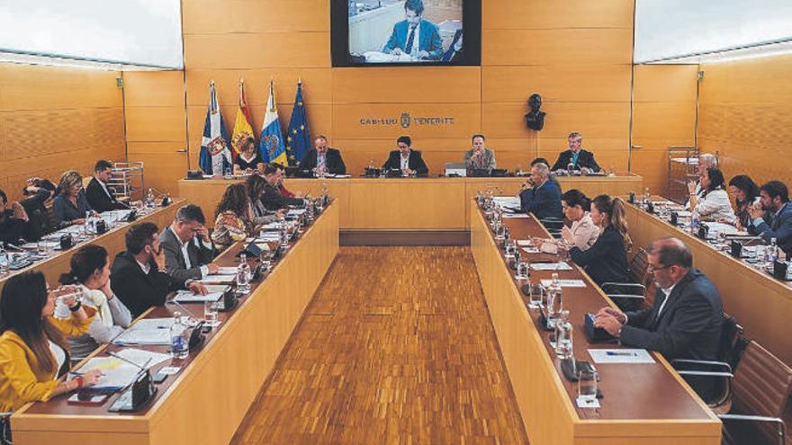 Pleno celebrado en el Cabildo de Tenerife antes de que se decretara el estado de alarma.