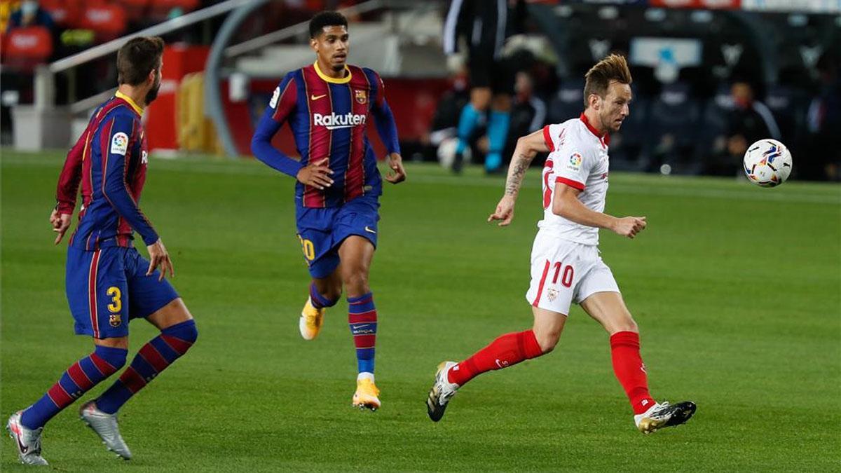 Piqué y Araujo, los centrales más solventes, solo han coincidido en una ocasión esta temporada, ante el Sevilla en Liga en casa