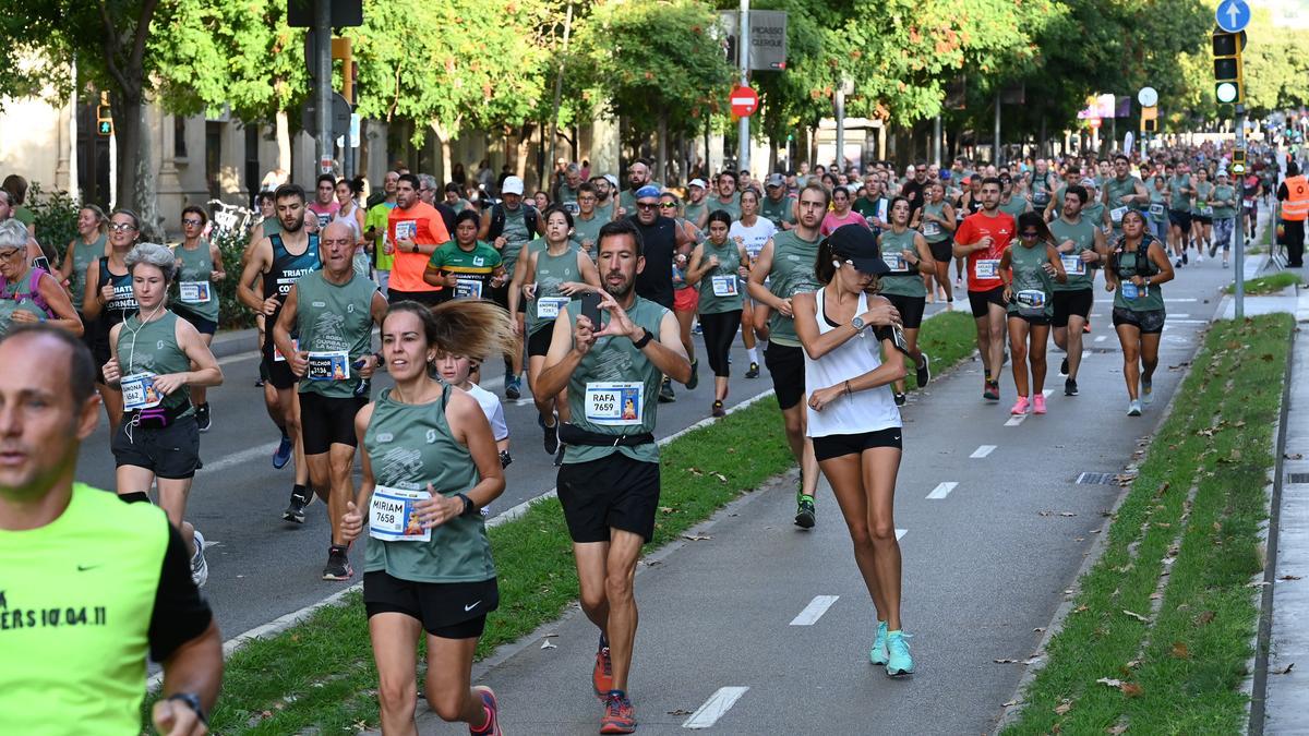 Los participantes llegando al Arco del Triunfo