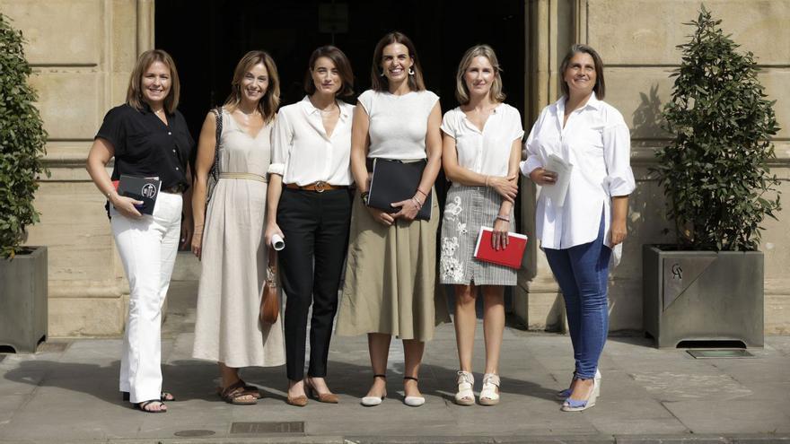 Por la izquierda, Sonia Montesina, Mónica Montes, Candelaria Pereira, la edil María Mitre, Luisa Peña y Cecilia Bethencourt posan ante el Ayuntamiento tras conformar el equipo directivo de la concejalía de Hacienda en 2023. | LNE