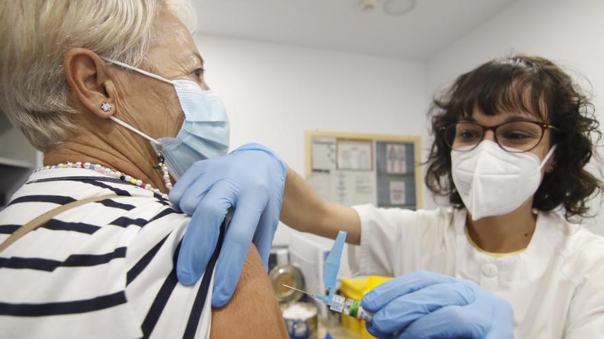 Una mujer se vacuna de la gripe en un centro de salud cordobés.