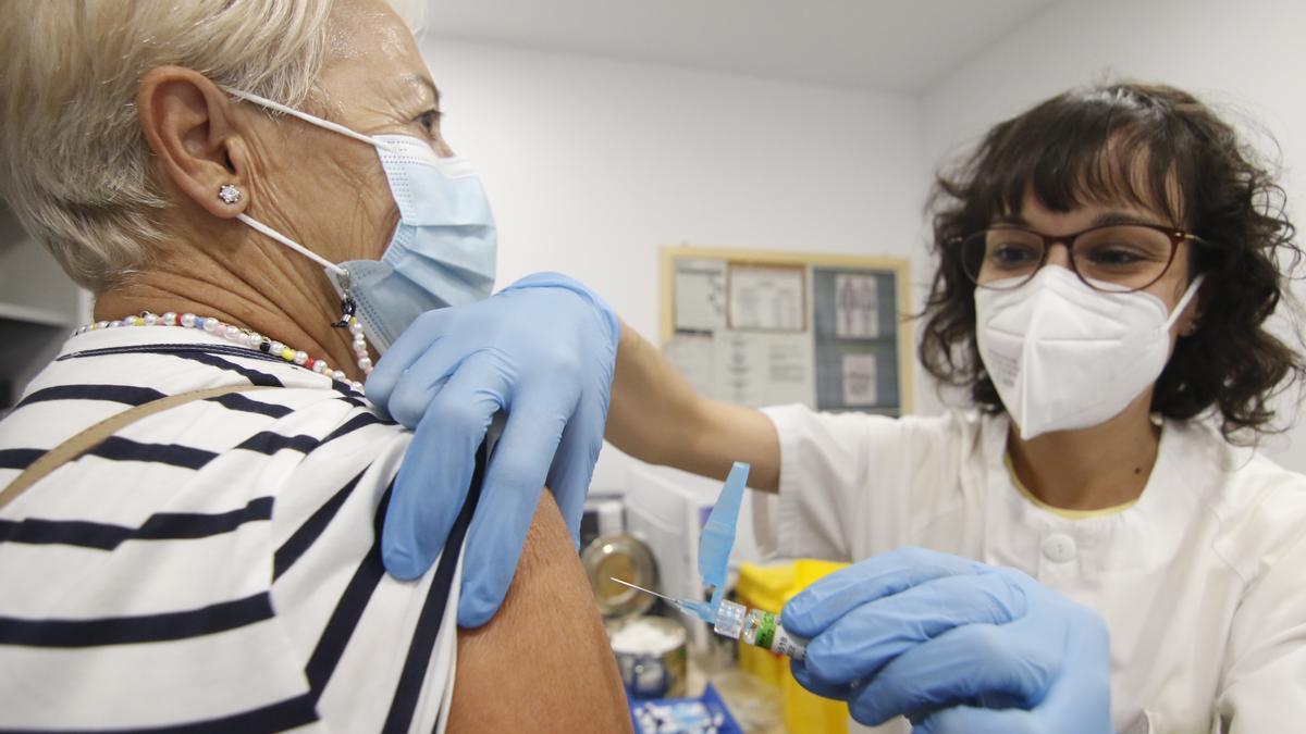 Una mujer se vacuna de la gripe en un centro de salud cordobés.