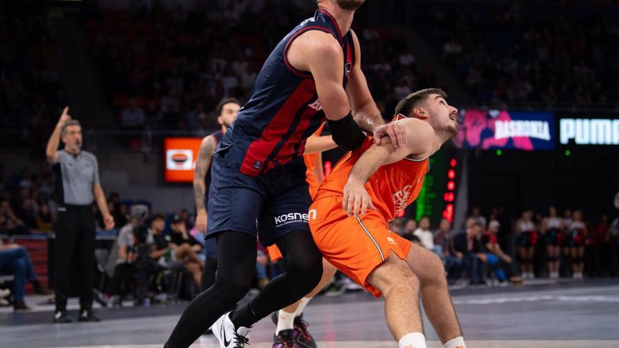Sedekerskis (i) lucha por un rebote con Ferrando en el Baskonia-Valencia. | | ACB PHOTO