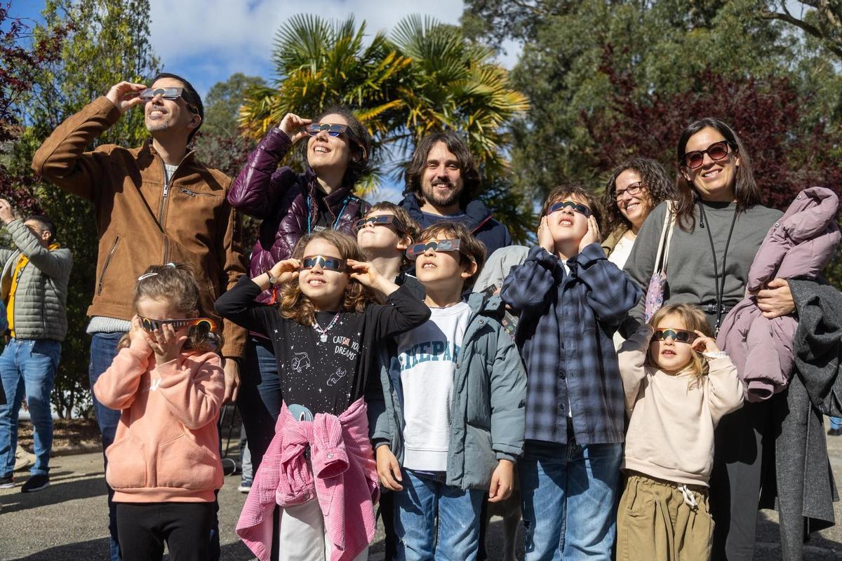 Personas contemplando un eclipse solar en el parque de Santa Margarita.