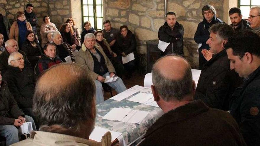 Taboada, Brey y Cuiña presidieron la reunión con los vecinos.