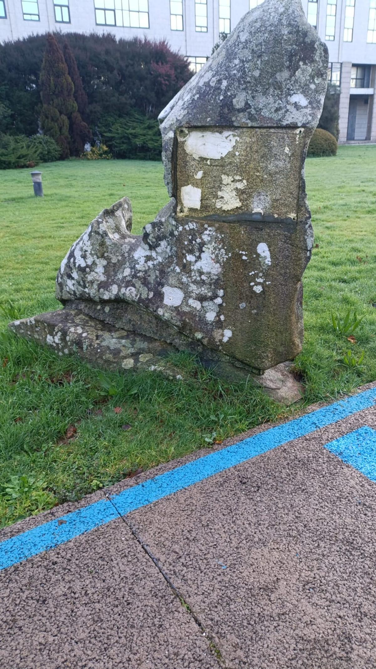 Monolito no que había unha placa conmemorativa de Área Central.