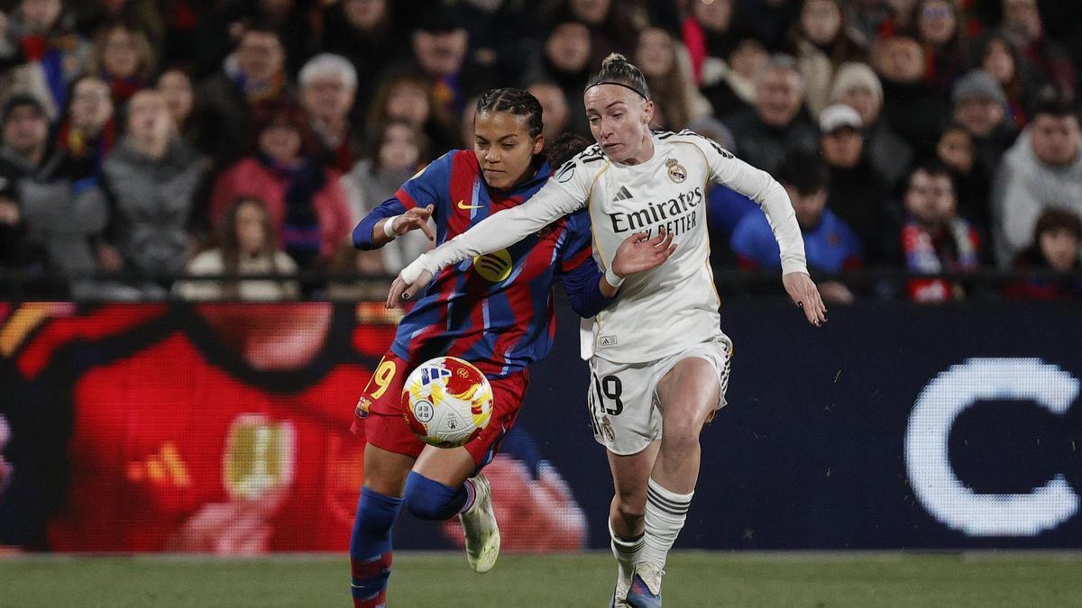 La yeclana Eva Navarro durante un Clásico entre el Real Madrid y el Barça.