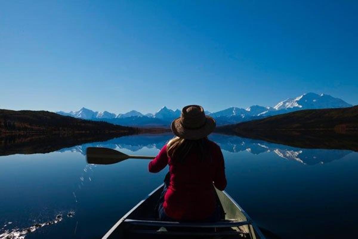 Mujer en una canoa en el Lago Wonder.